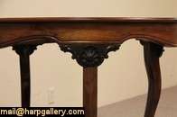  1880s Victorian rosewood table has graceful curved legs and an oval 