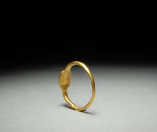 An attractive Medieval gold ring, dating to approximately the 13th 